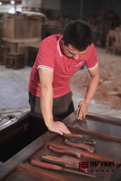 国方匠人在打磨过程中追求线条的弧度，保留出家具的韵味